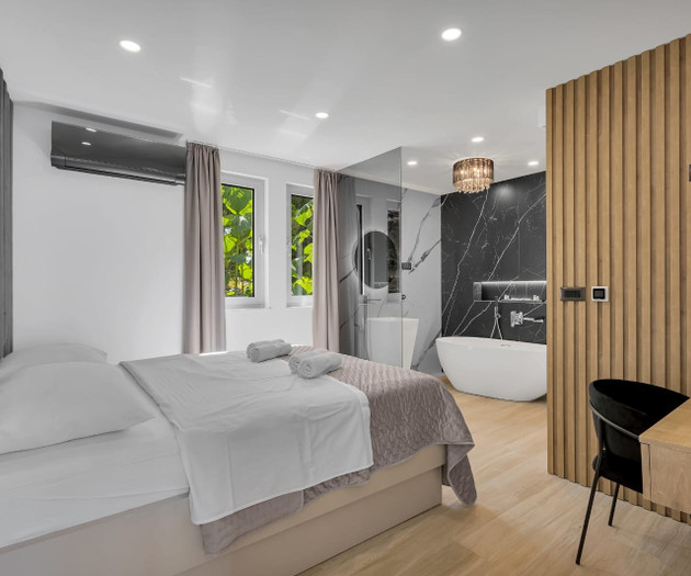 Penthouse Soll 100m from sea