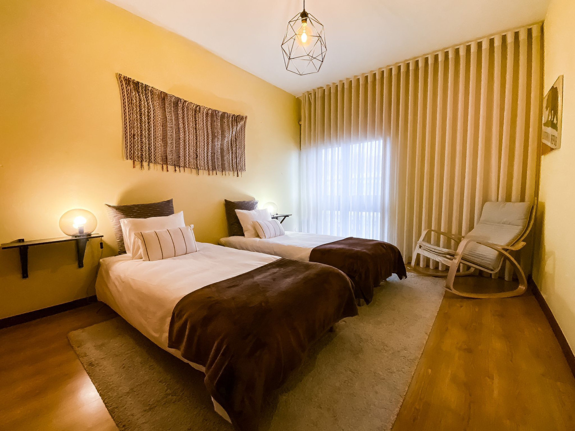 twin bed room