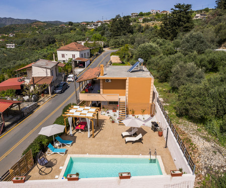 Sunny House with private pool in Chania