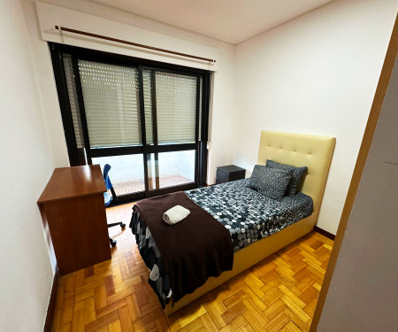 Big 4-Bedroom apartment in Porto University Area