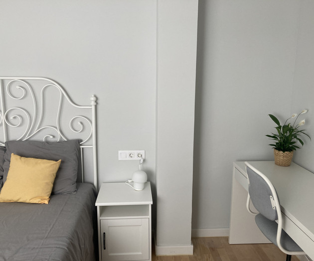 Bellea Room - Spacious, bright, over-sized closet