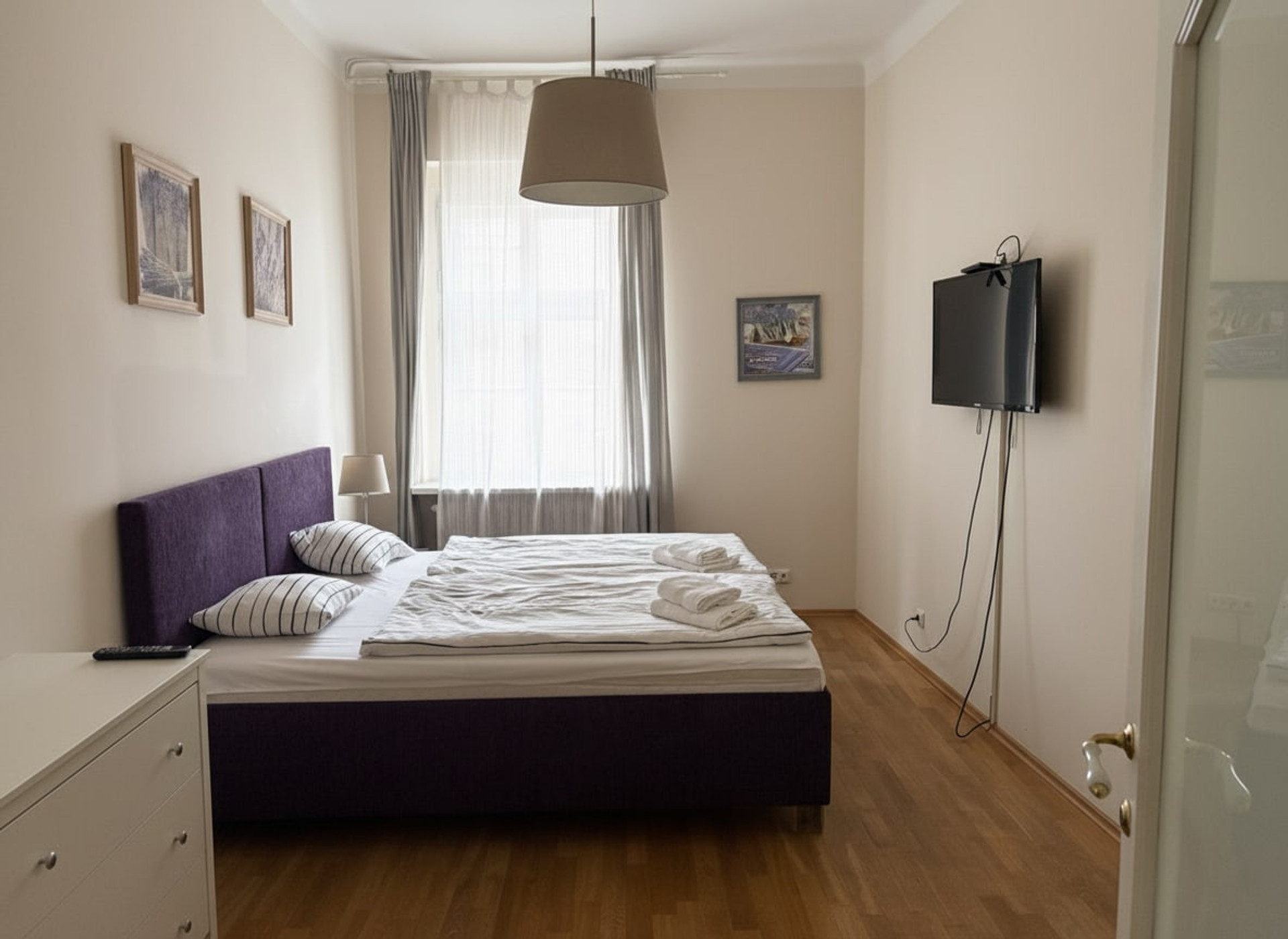 Bedroom 1 image 3
