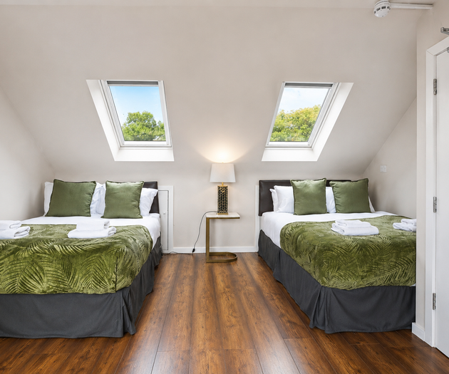 Spacious 3BR Flat Sleeps 7 in Greenford