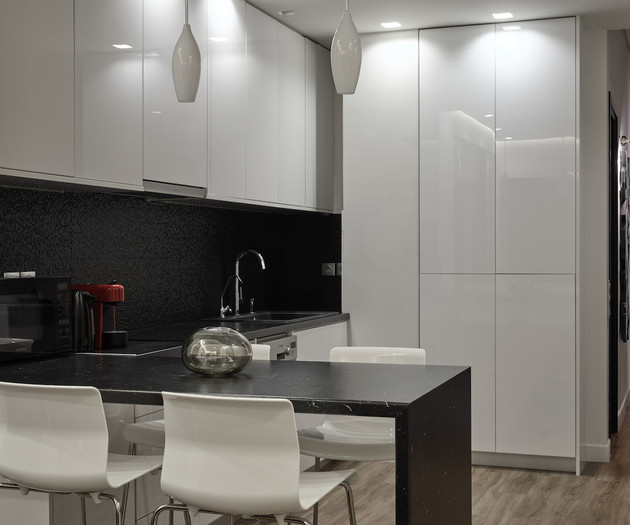 The full equipped kitchen