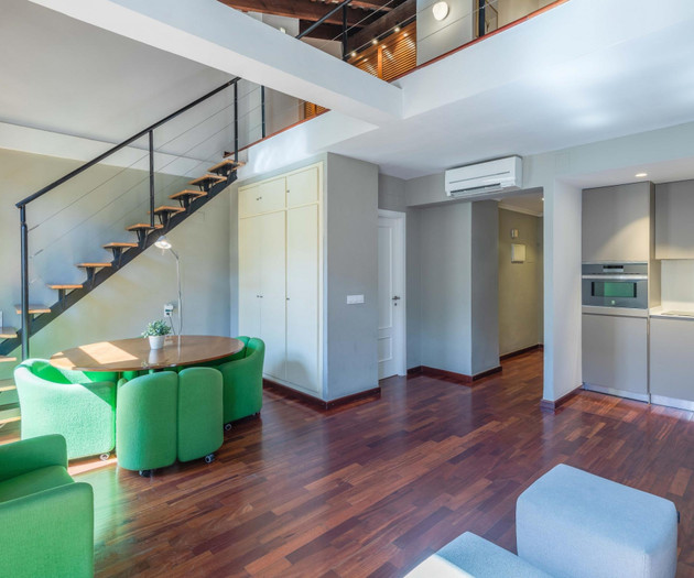 Bright & Cozy Penthouse · Seasonal Rental