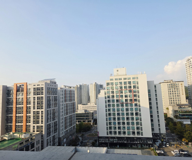 Ansan Balcony Apartment with Kitchen & Washer