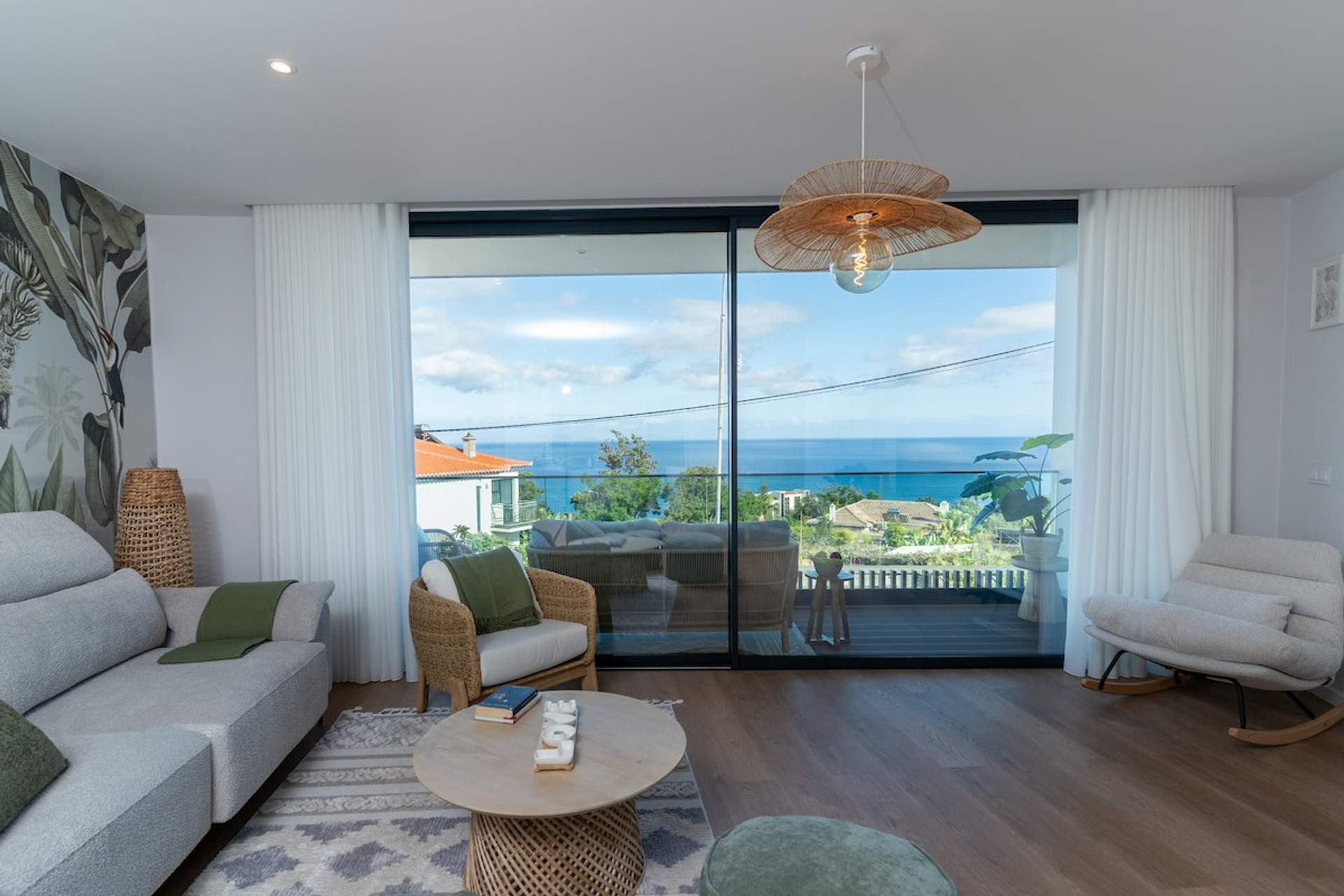 Spacious living room, very bright with a perfect view of the sea and the bay of Funchal. It also has a balcony, so you can enjoy the sunrise and sunset.