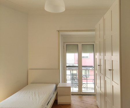 Room in apartment in the center of Amadora