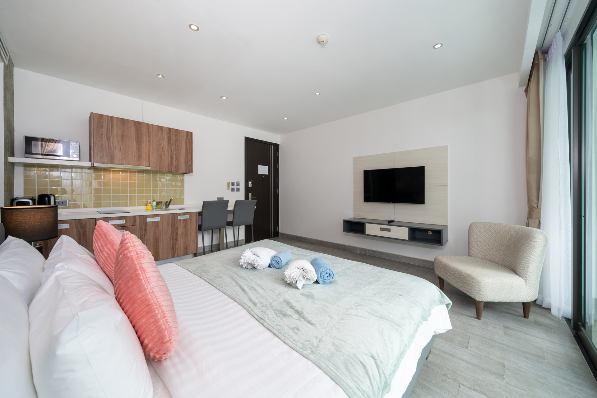 Studio with bed, kitchenette, TV