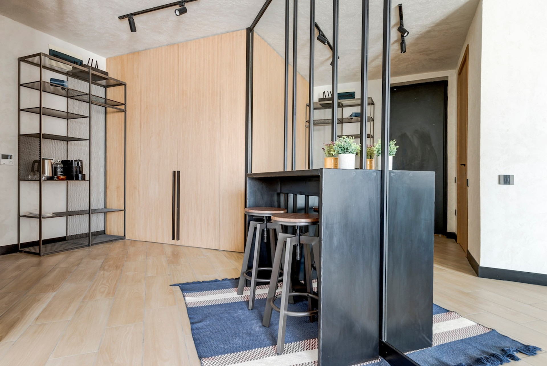 Coffee/tea facilities, Kitchenette, Dining area, Minibar