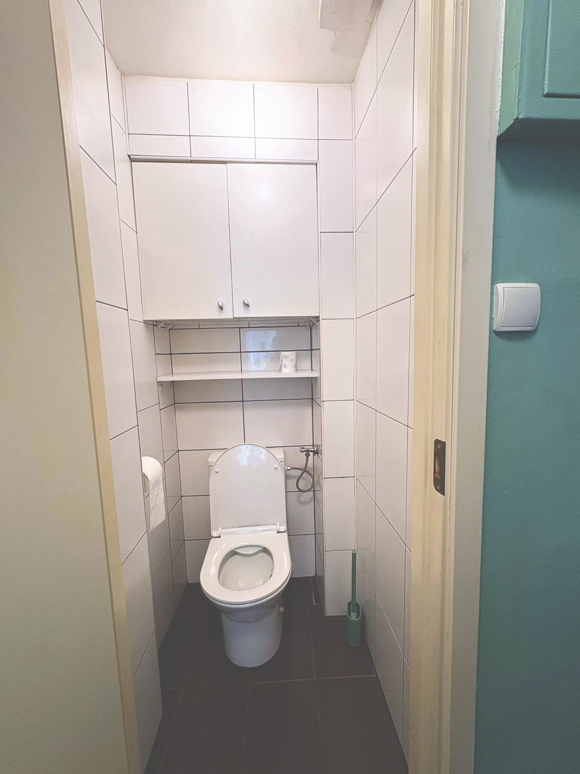 Compact tiled toilet room
