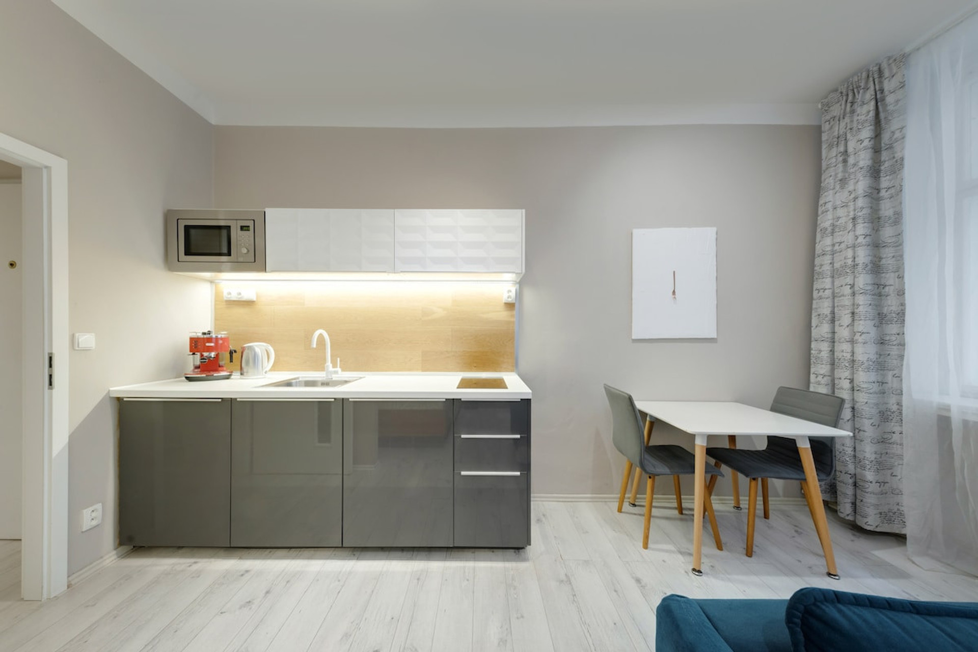 Kitchen with the coffe maker, hob and a dishwasher