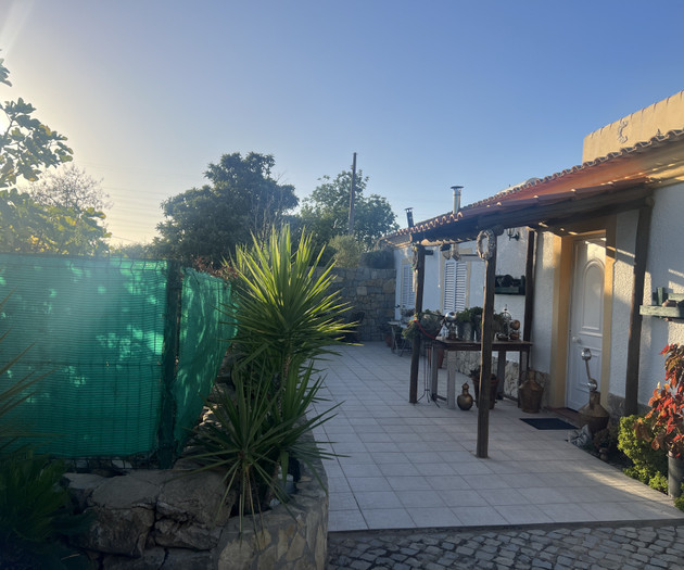 4T House with a camin, big pool + BBQ place