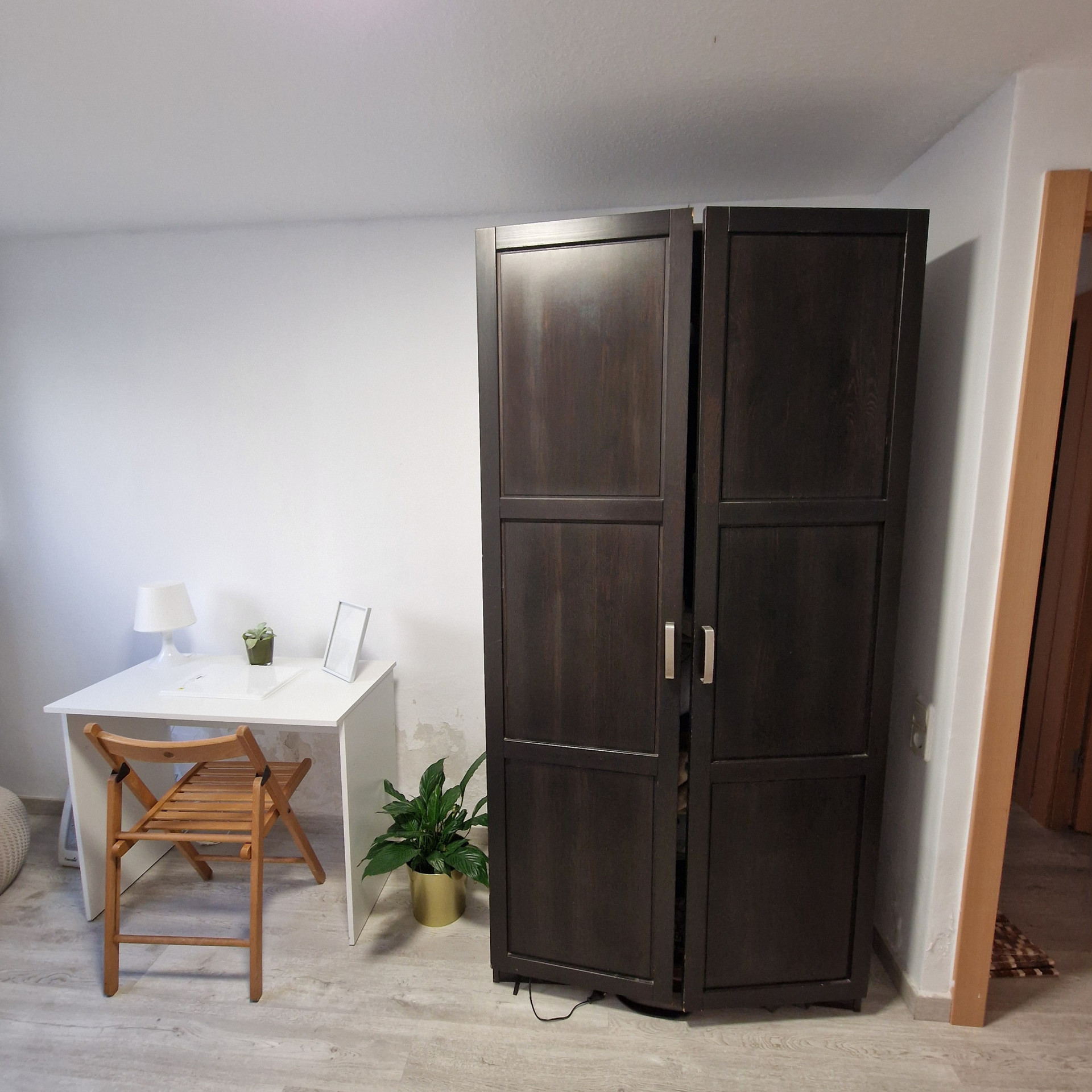 DESK, CLoset