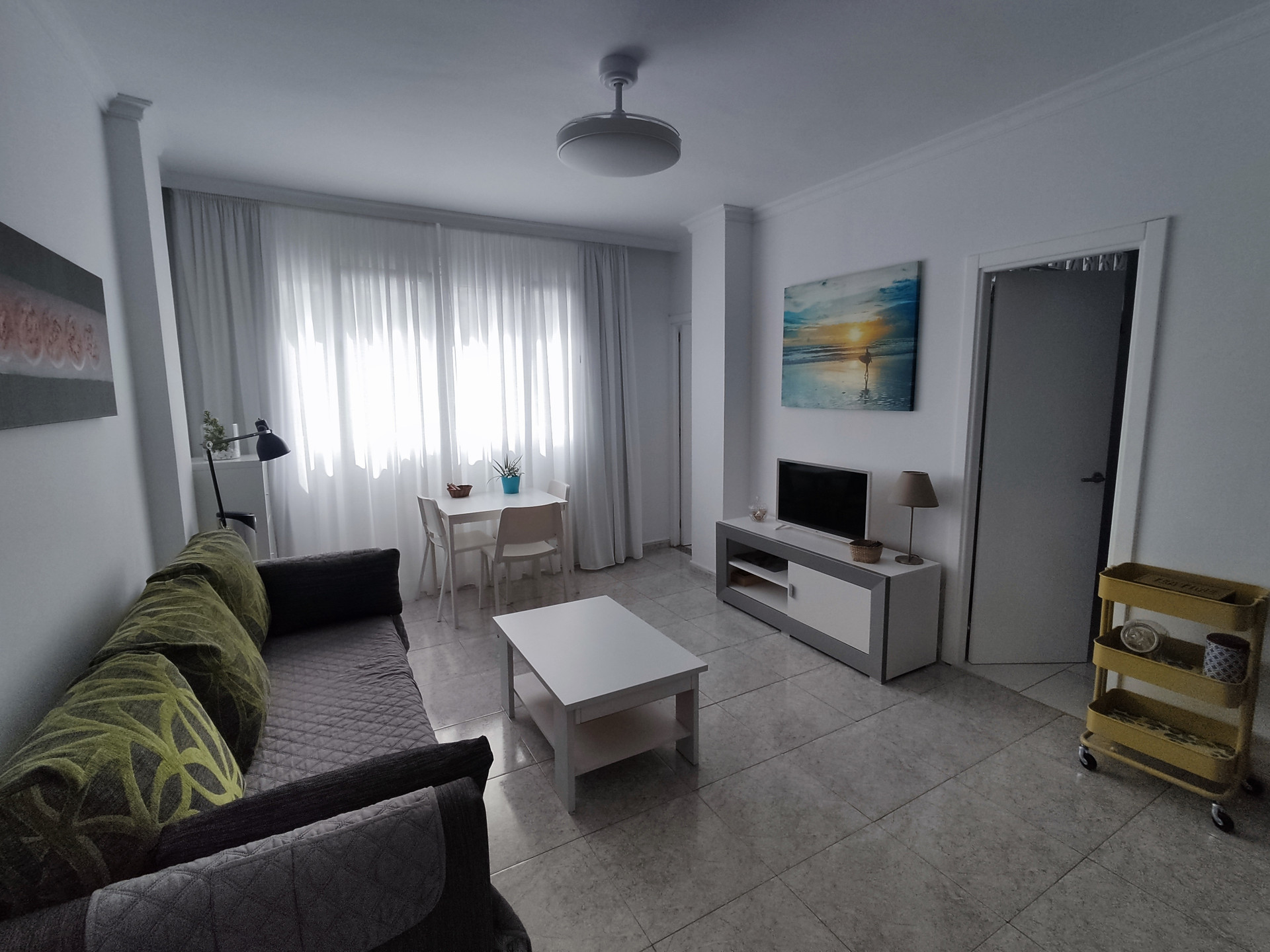 SALÓN CON SOFÁ CAMA