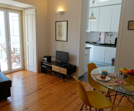 Lovely 2br. Balcony & plenty of light. Clean&Safe