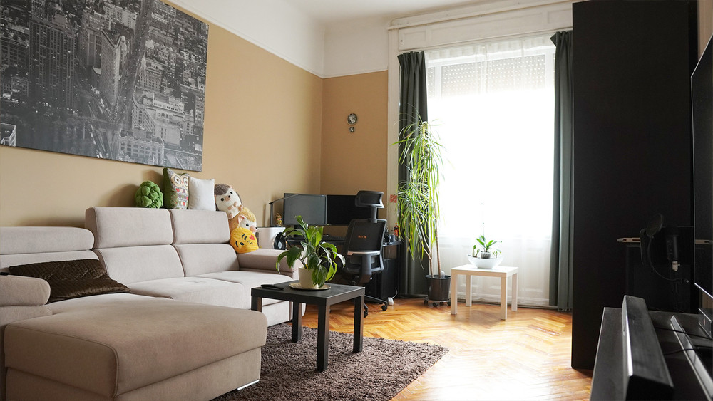 Apartment with 2 large rooms in great location preview