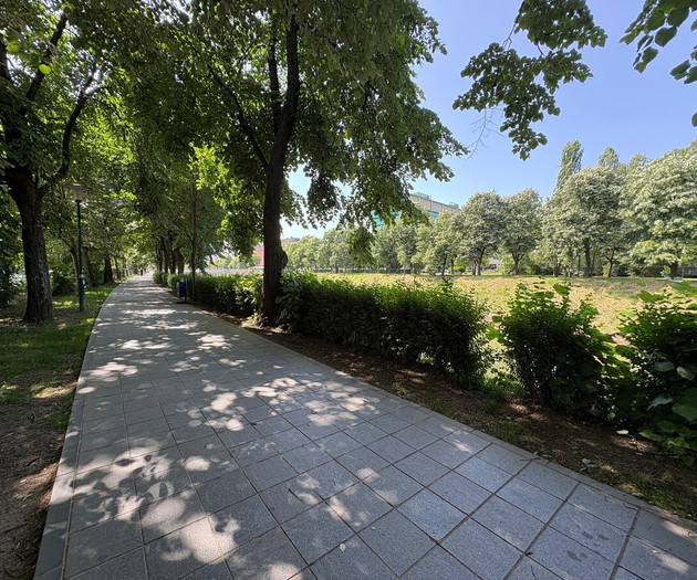 Sunny 9th-Floor Flat · Views · 350 Mbps Workspace