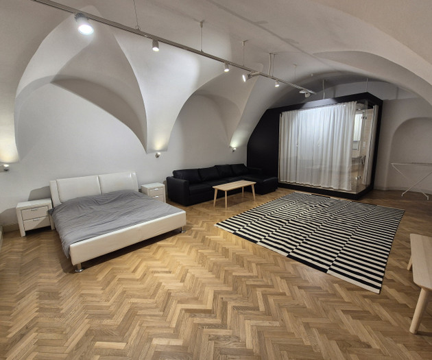 Veľký 72 m2 jednoizbový byt v centre BA