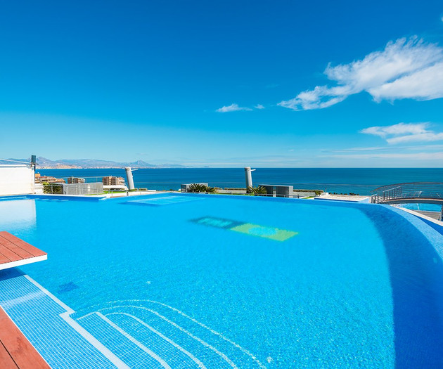 Luxury Beachfront Apt | Heated Pool, Gym & Seaview