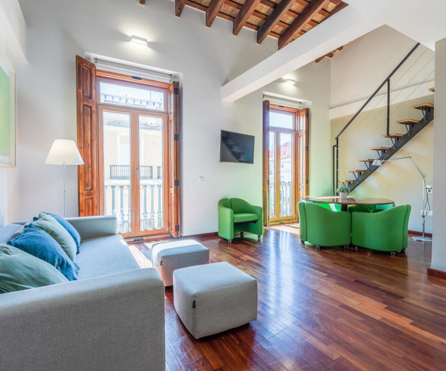 Bright & Cozy Penthouse · Seasonal Rental