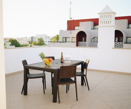 Bright Lovely Flat w/ Pool & Balcony