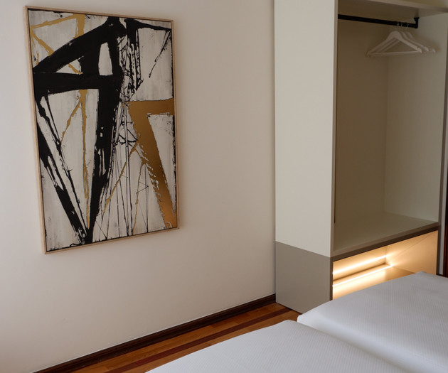Twin bedroom with open wardrobe