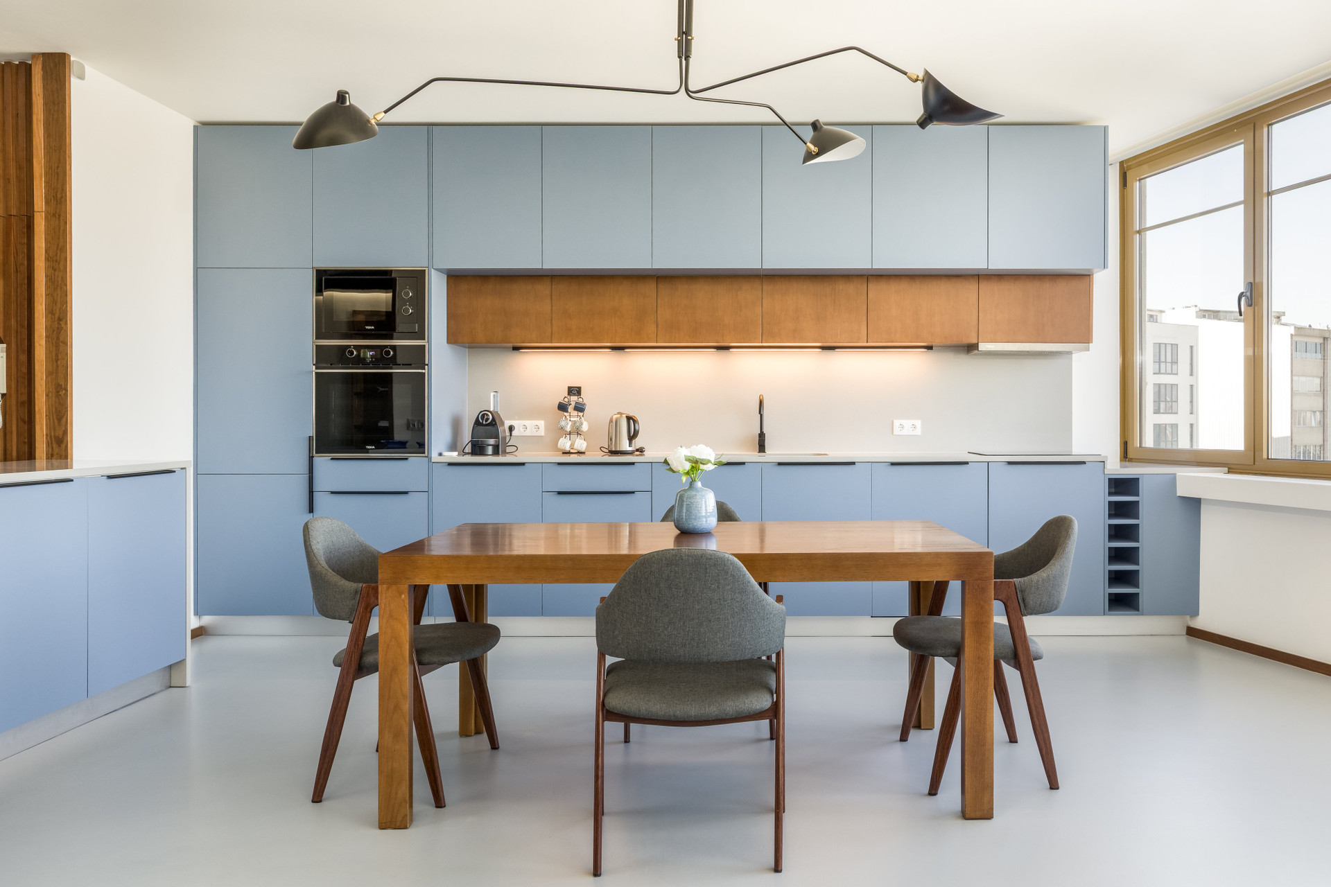 Fully equipped kitchen with a clean and contemporary layout