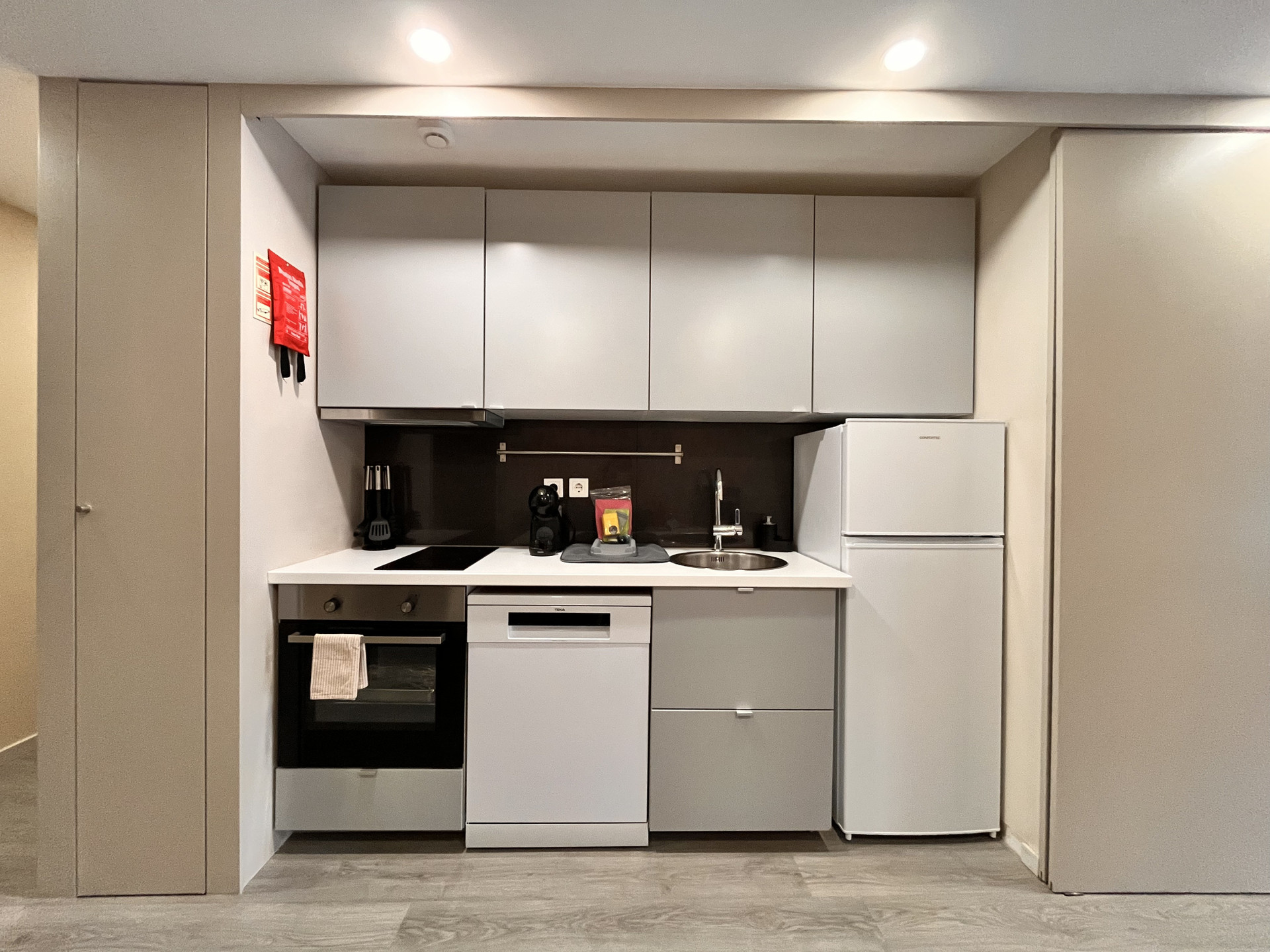 Kitchen fully equipped, also a fire blanket 