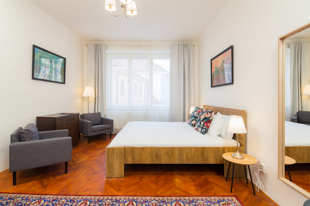 Quaint Vintage Flat in Center preview