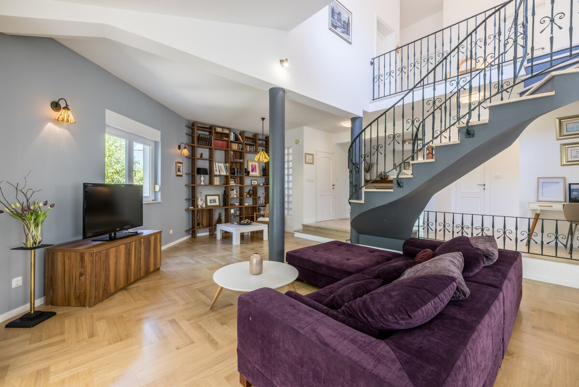 Spacious living room 