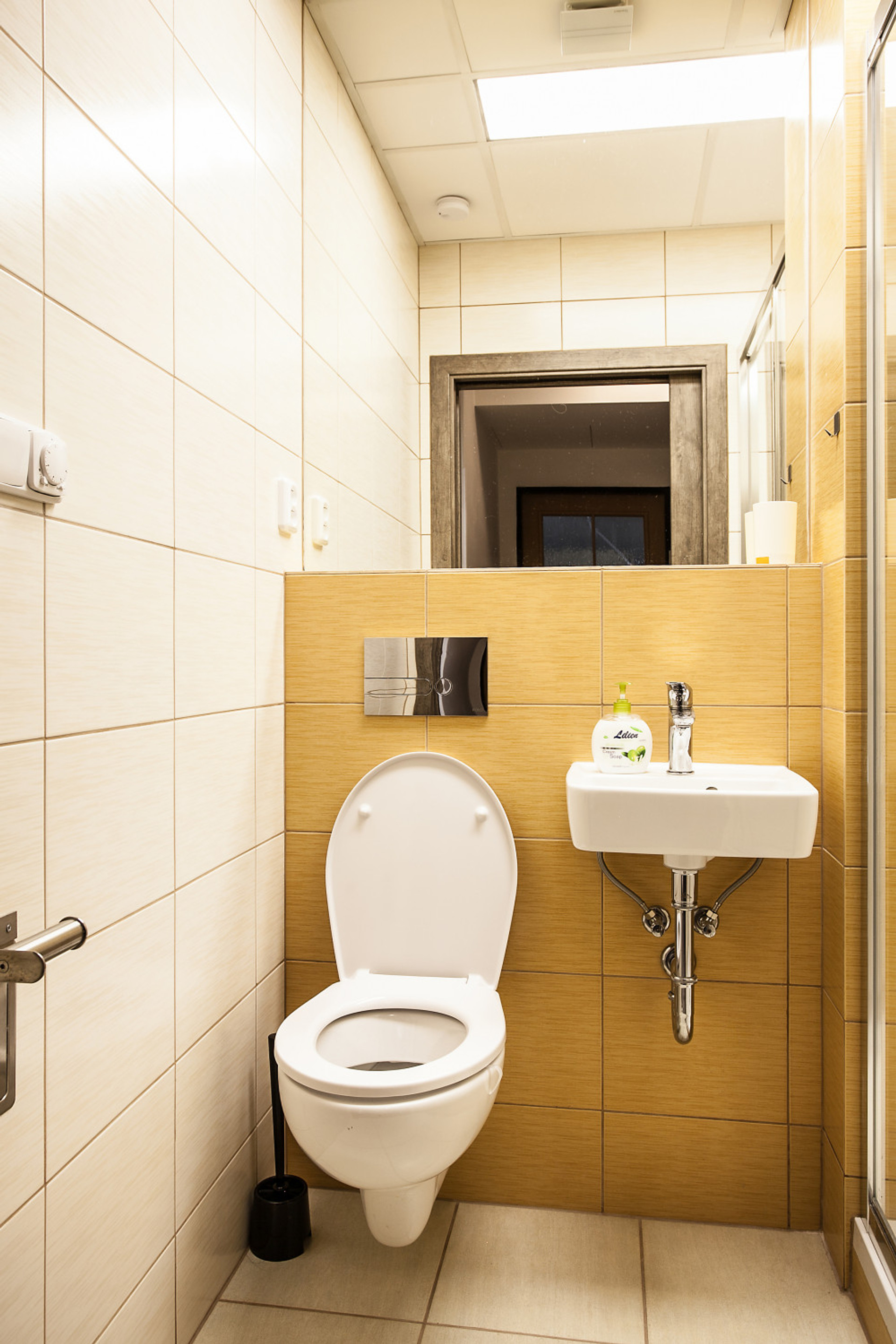 WC se sprchovým koutem