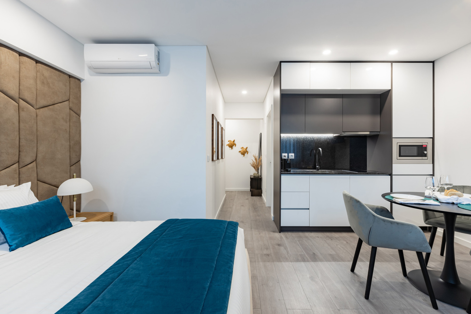 Studio with Double Bed, Kitchenette and Dining Table