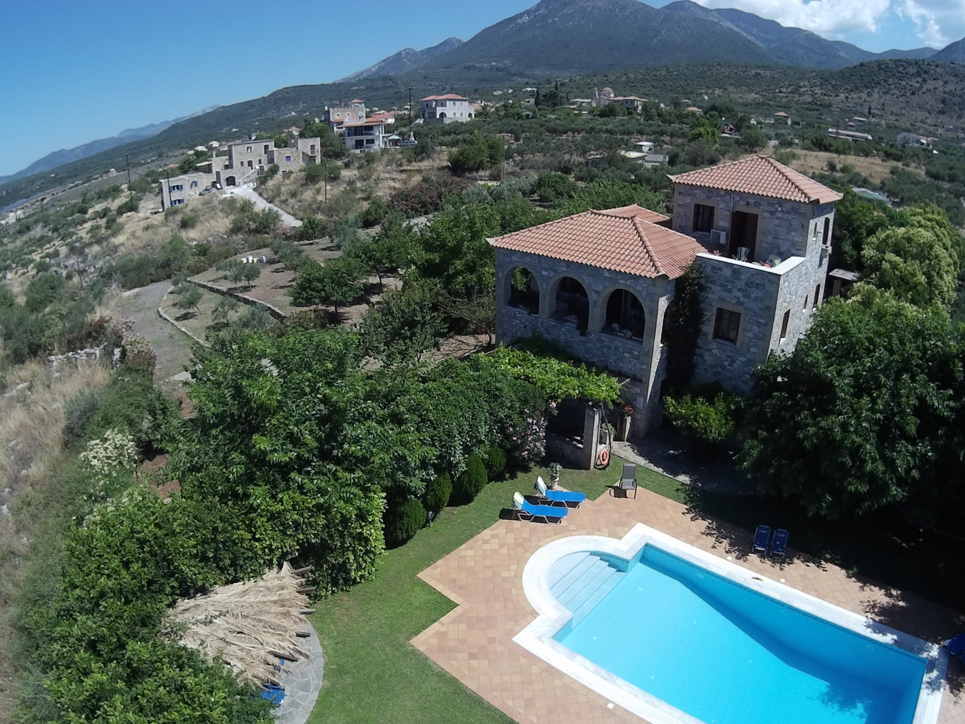 The impressive Silla Sunset stands majestically on a vast plot, surrounded by lush greenery and breathtaking landscapes. Its elegant architecture is complemented by a striking tower, which houses a charming bedroom with panoramic views. The villa seamlessly blends luxury and comfort, offering a serene retreat in an exclusive setting.The impressive Villa and the large plot