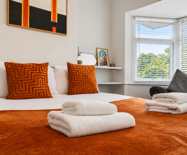 Spacious 3BR Flat Sleeps 7 in Greenford