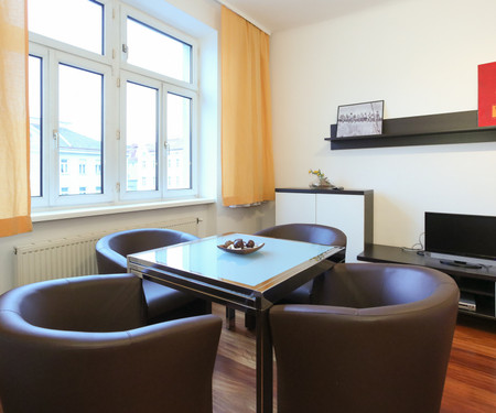 Bright Apartment near Blue Danube river, UNO City