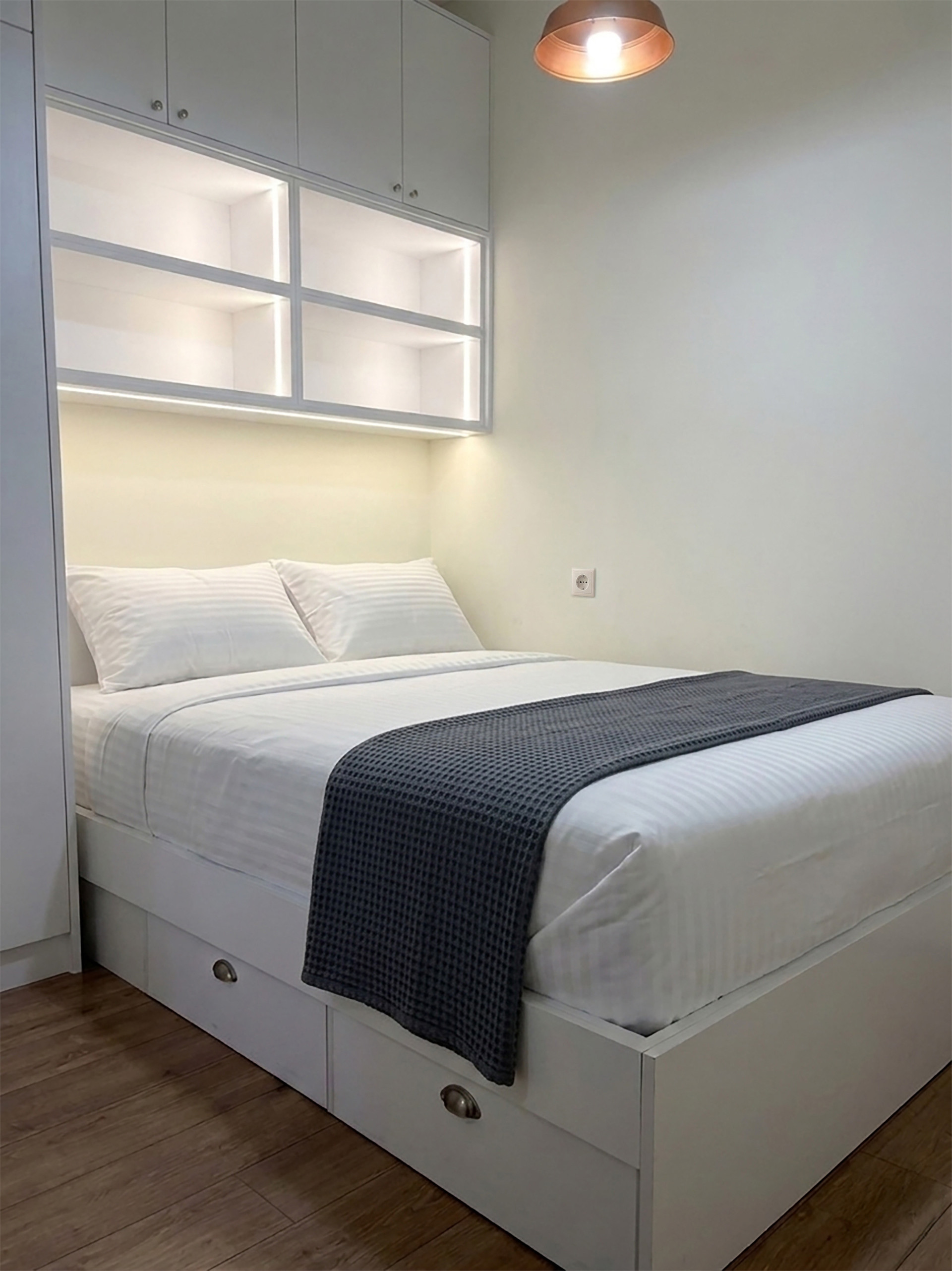 Second bedroom: Double bed (140 cm). 