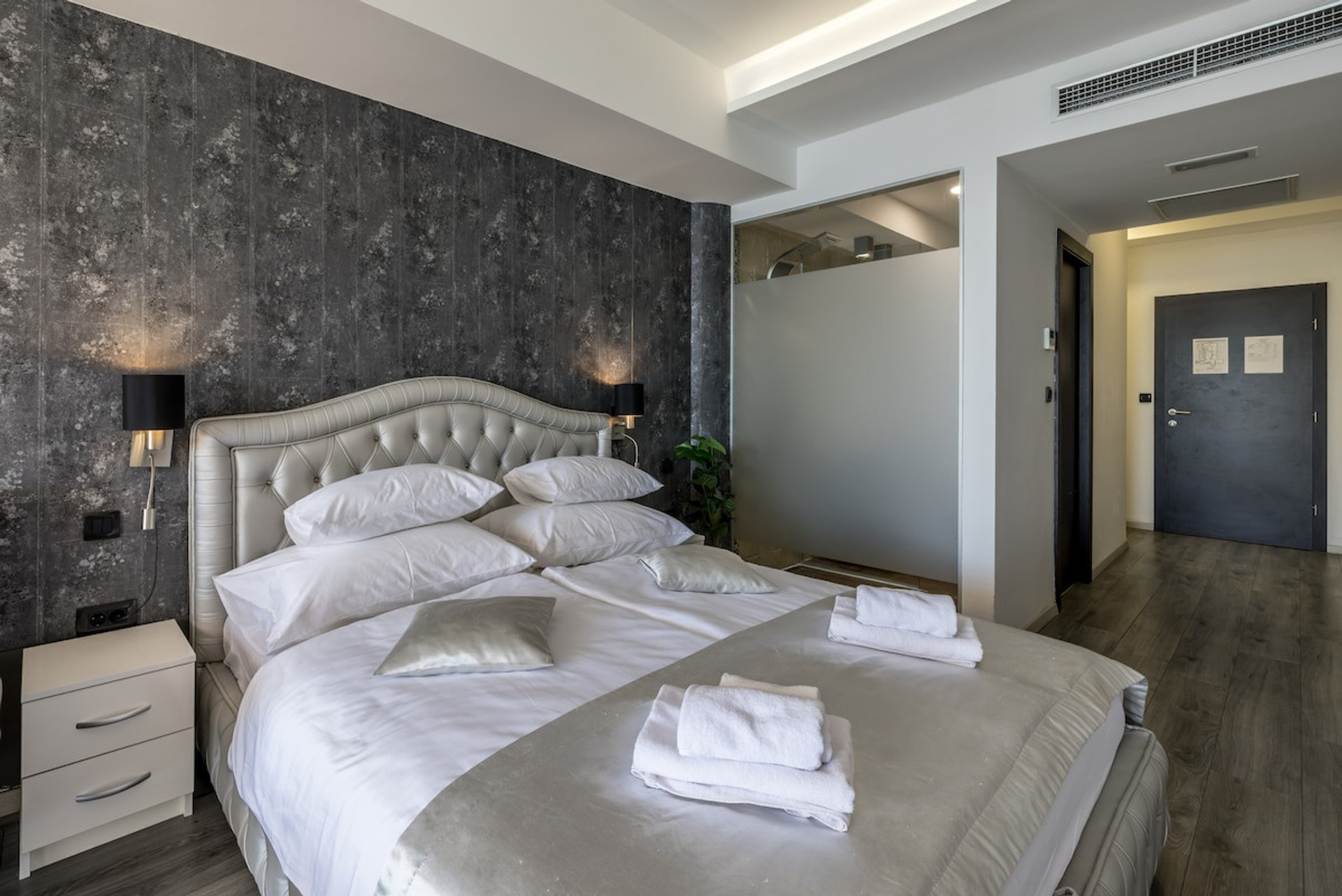 Queen-size bed with nightstands.
