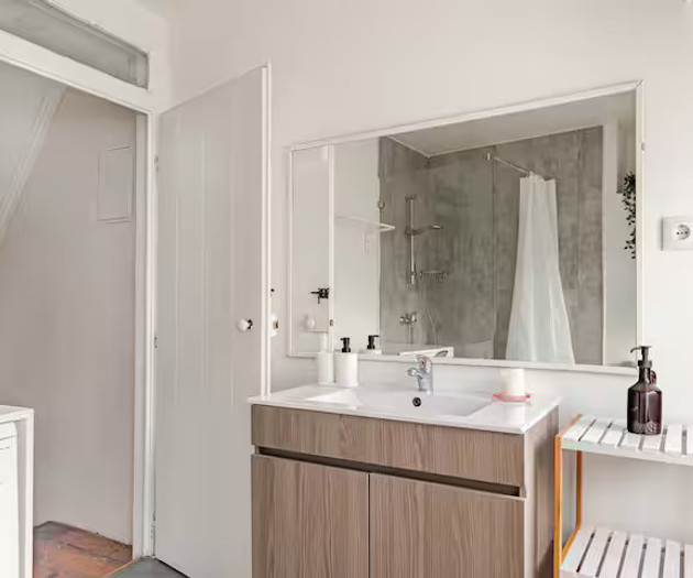 Bright 2-Bedroom Apartment with Terrace near Rato