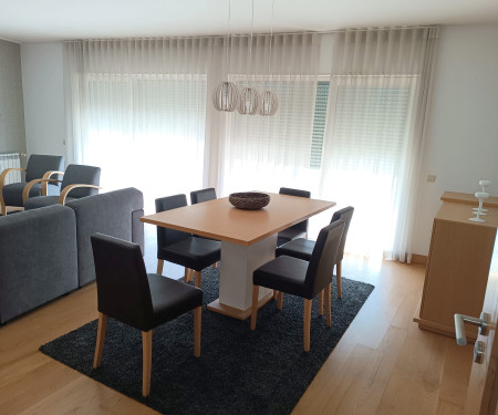 2-bedroom Apartment for Rent in Algés, Lisbon