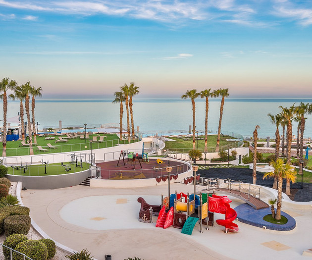 Luxury Beachfront Apt | Heated Pool, Gym & Seaview