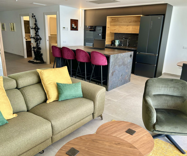 Modern, recently renovated. City and beach!