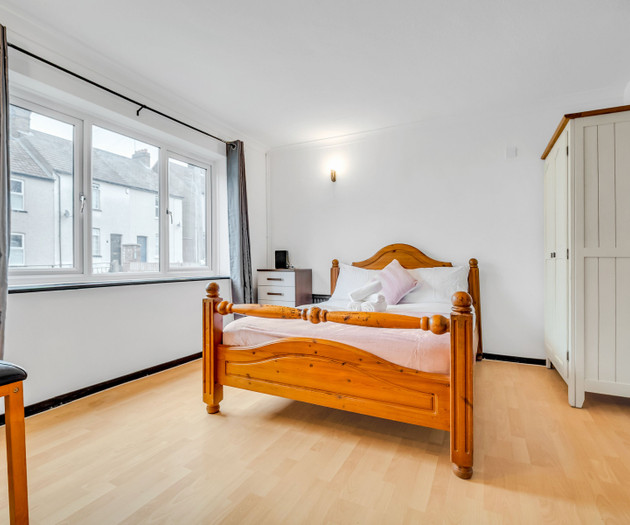 Spacious 4-Bedroom Haven in Orpington Retreat