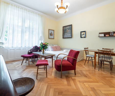 Historic apartment close to Square of Peace