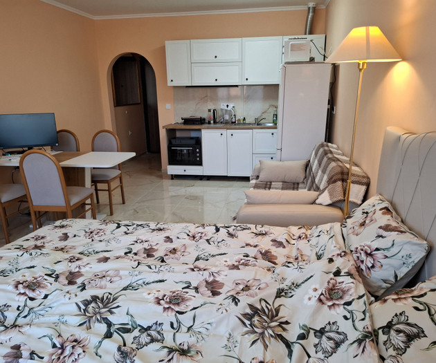 Light studio with balcony close to sea and center
