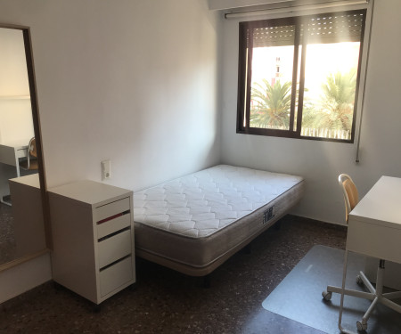 Room in flat with 3 bedrooms