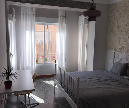 Santa Barbara Room - Shared balcony, bay windows