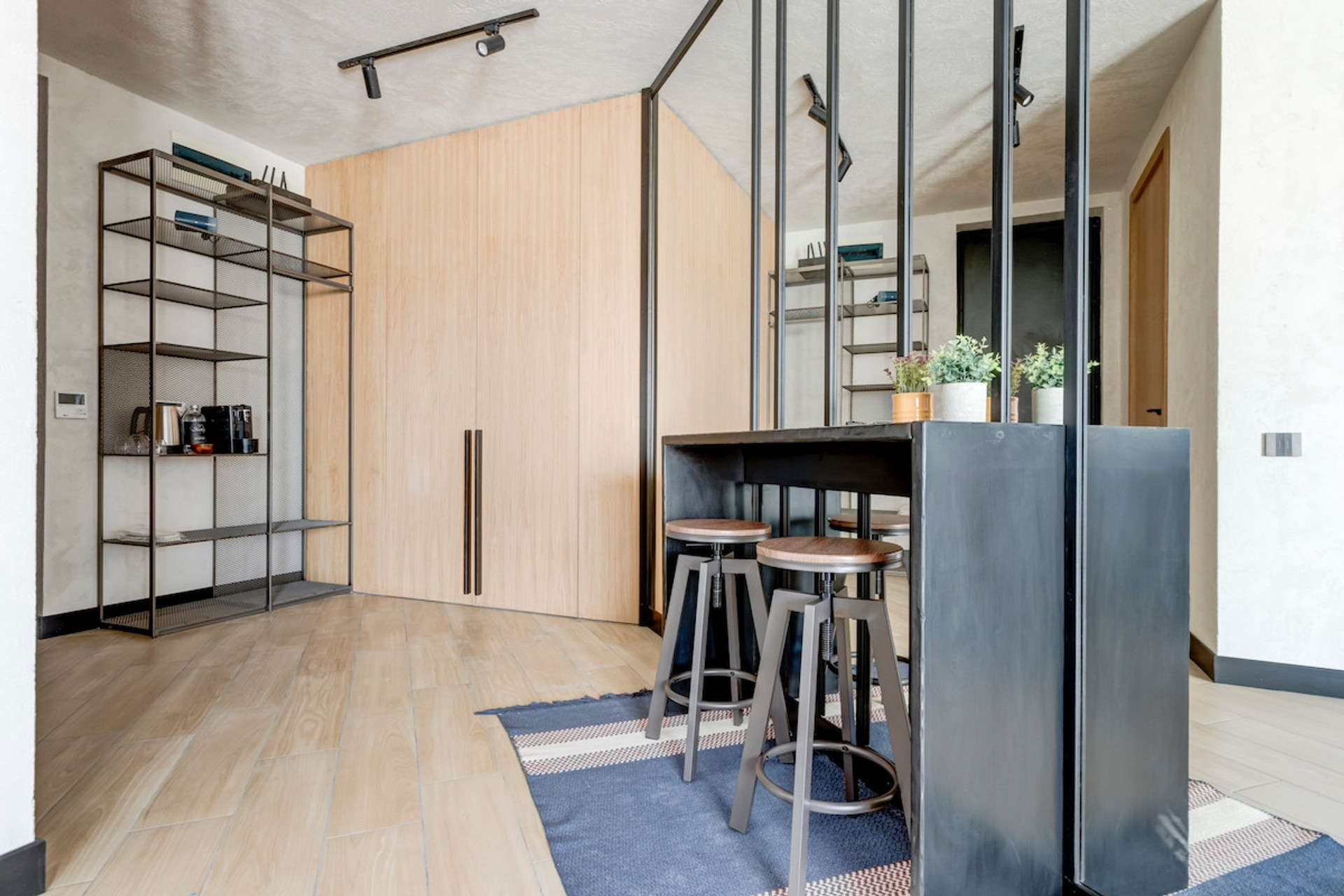 Coffee/tea facilities, Кitchenette, Dining area, Wardrobe 