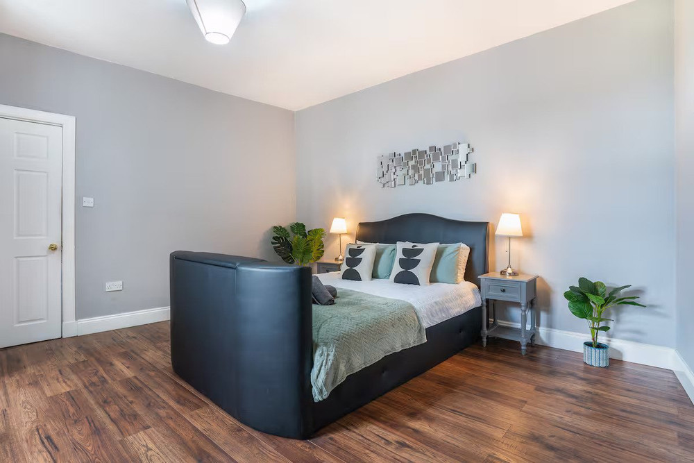 Central Dunfermline 1 bed sleeps 3 | Private Park preview
