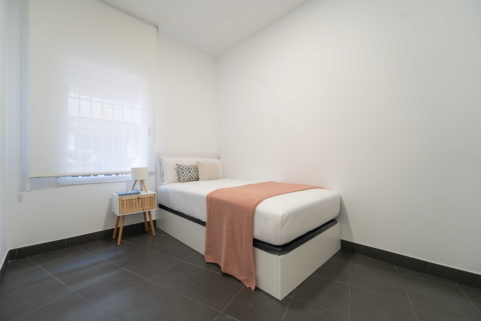 Single bedroom with window